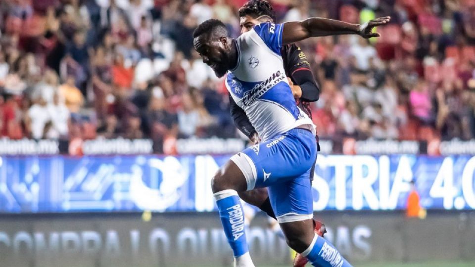 Captan agresión de futbolista del Puebla a aficionado; habría insulto racista de por medio