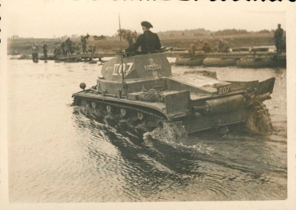 WK2 Foto Photo Soldaten Wehrmacht Front Deutscher Panzer Turmnummer Wasser Fahrt
