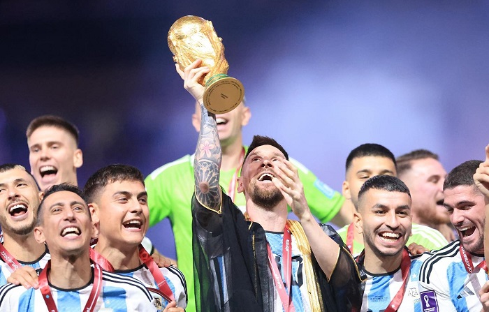Momen Lionel Messi mengangkat troi Piala Dunia 2022.