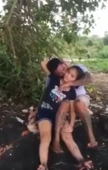 Berduaan Di Kebon Singkong