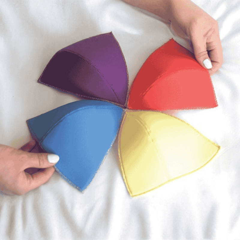 Mains féminines présentant les coques modulables de la marque Lorboreal, une lingerie personnalisable et innovante.