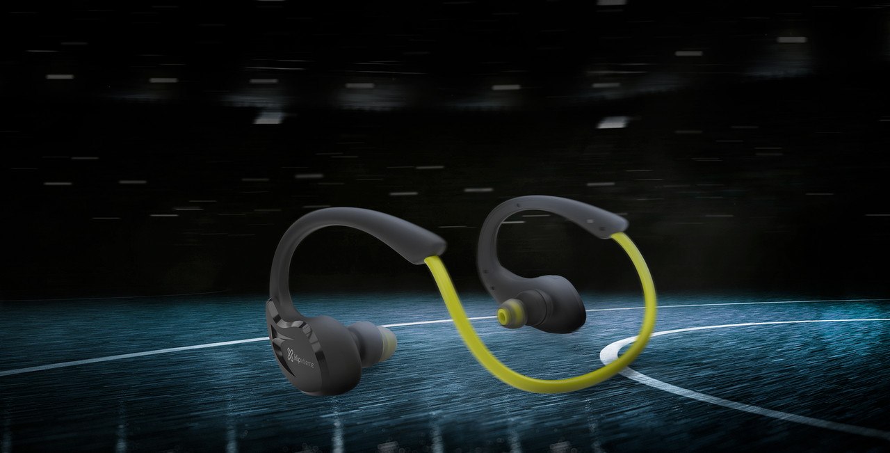 Los audífonos AthletikX plegados, destacando su diseño compacto y portátil.