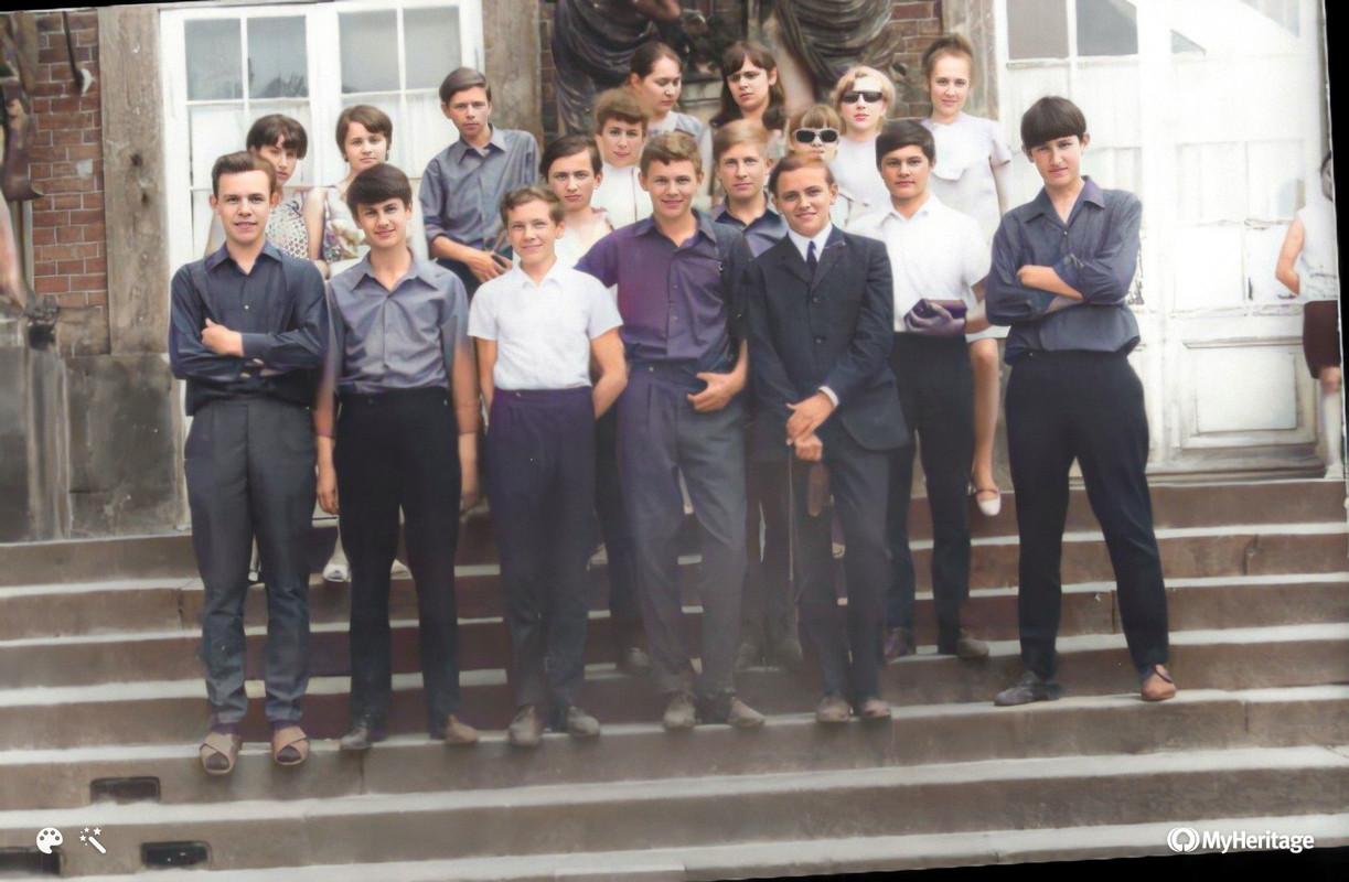 поездка в Подсдам почти весь наш класс-Colorized-Enhanced