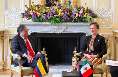 Petro se reúne con Beatriz Gutiérrez y Ebrard, le entregan bastones de mando