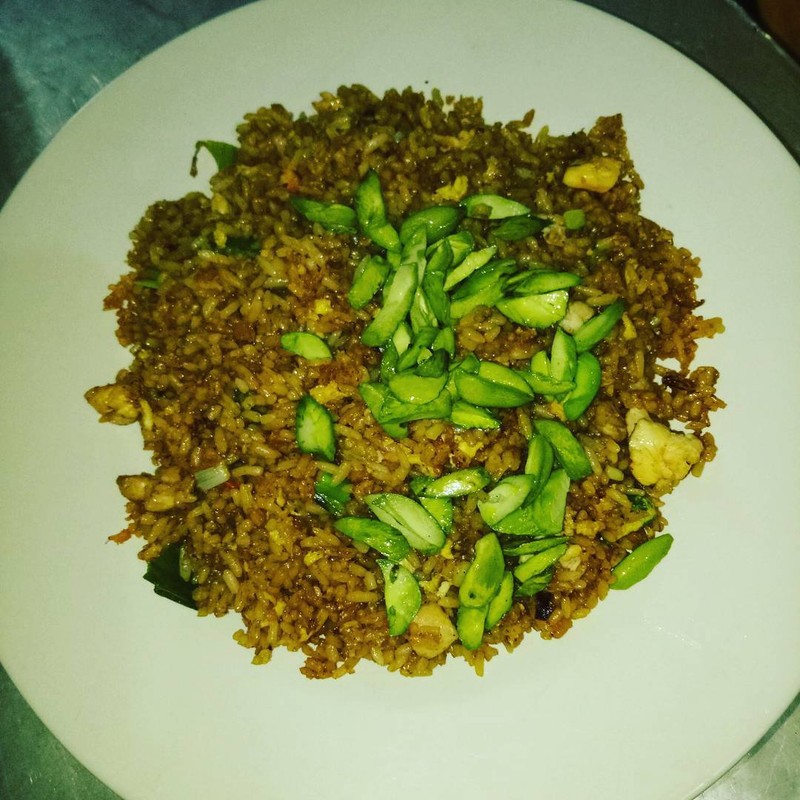 Sajian nasi goreng pete di kedai Guan Tjo.