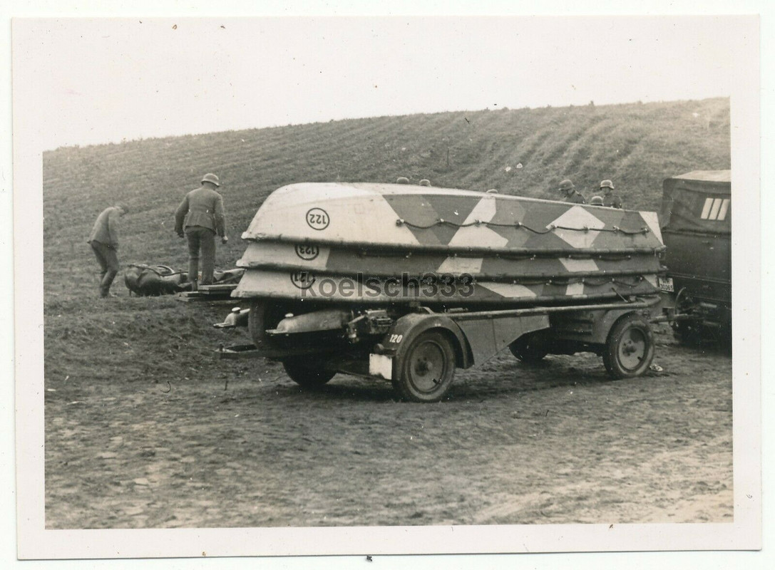 ! Foto Pioniere der Wehrmacht Panzer Halbkette zieht Anhänger mit Sturmbooten2