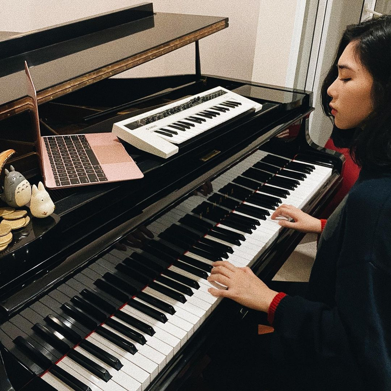 Isyana Sarasvati bermain piano