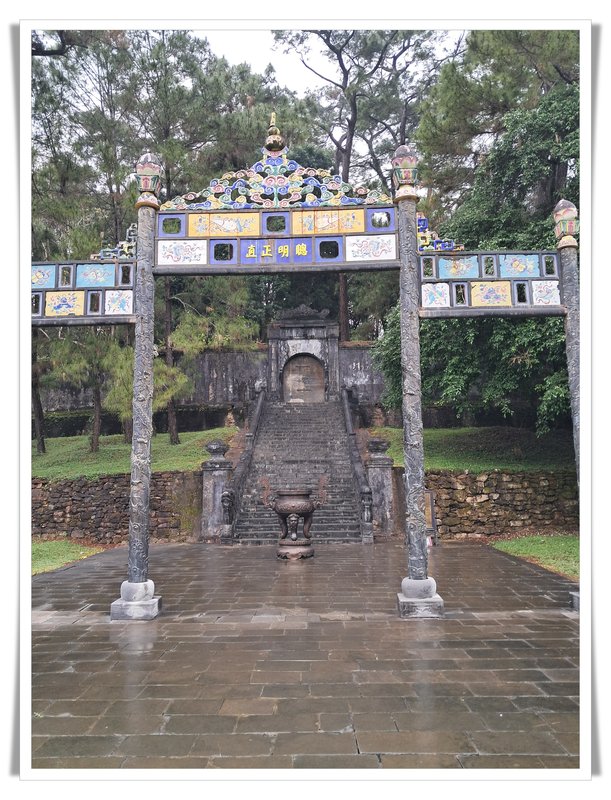 Hue, tumbas imperiales. Autobús nocturno a Tam Coc. - De la bahía de Halong a los templos de Angkor (3)