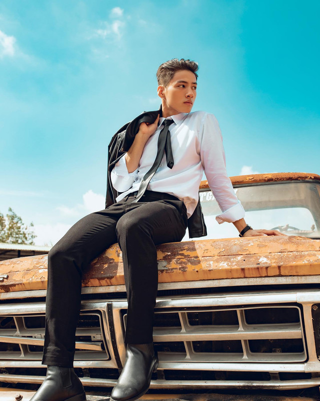 Photo by Duc Vuong 👑 on June 06, 2023. May be an image of 1 person and wingtip shoes. (1)