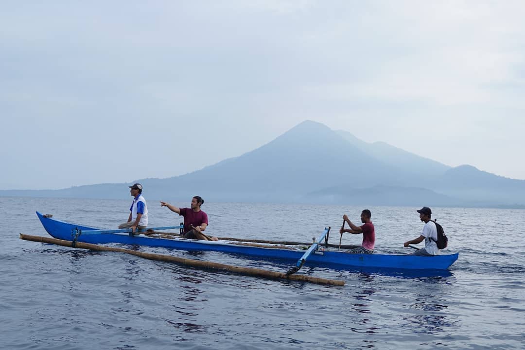 Chicco Jerikho berwisata di Pantai Idamdehe dengan menaiki perahu tradisional.