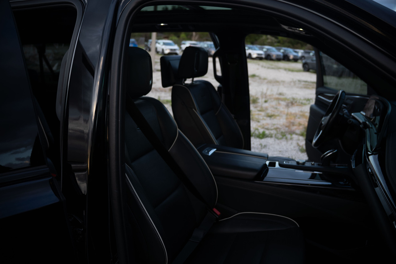 Cadillac Escalade View 11