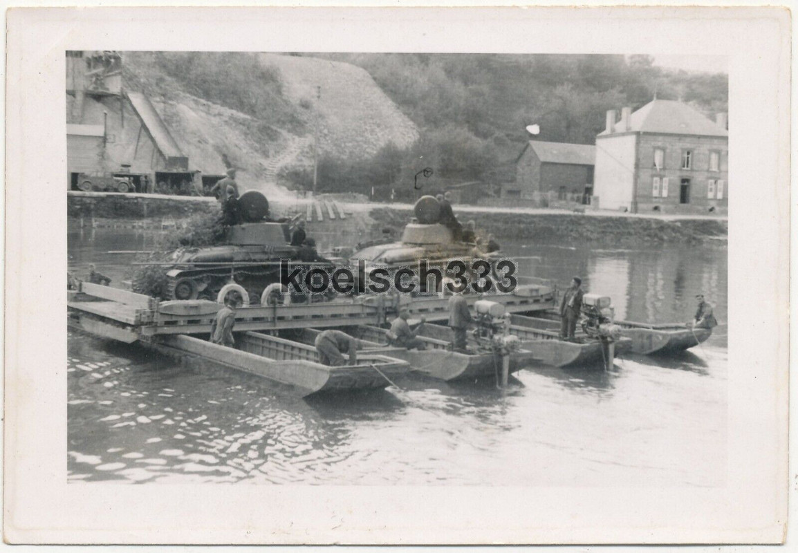 Foto Panzer 35(t) der Wehrmacht auf Ponton Fähre auf Kanal in Belgien 1940