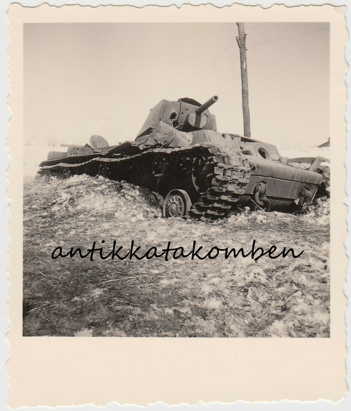 Foto Ostfront Wehrmacht Beute Panzer zerstörter russischer KW-1 Einschussloch