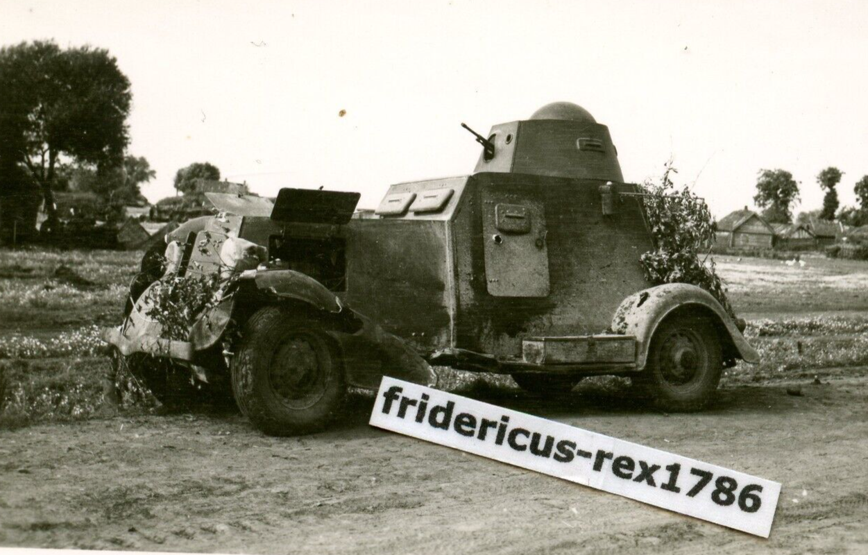 Foto WH Ostfront sowj. Beute BA-20 Bronjeawtomobil-20 am Straßenrand