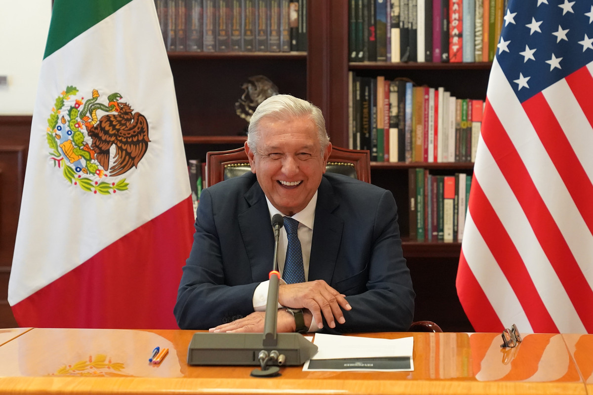 AMLO hace compromiso de energías renovables y medio ambiente