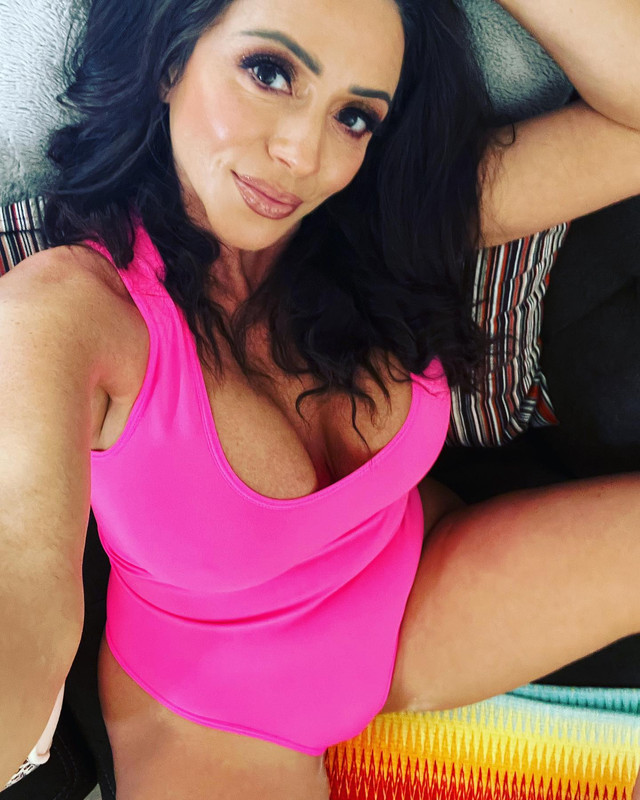 صور حصرية: أرييلا فيريرا تتألق بإطلالات مميزة  Ariellaferreraofficial-1718827030815