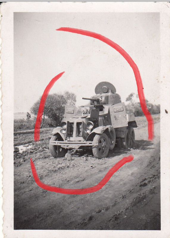 Foto WH Soldat BA-10 russischer Beute Panzerwagen Spähwagen SPW Rußland