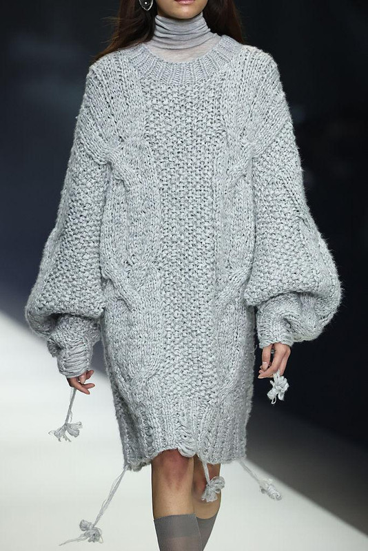 Maxi pull grigio Anteprima con ampie maniche a palloncino