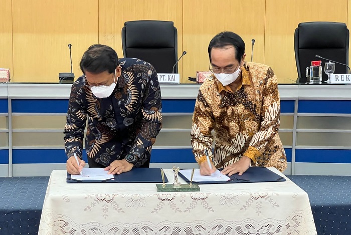 Direktur Utama KAI Didiek Hartantyo dan Rektor Universitas Hasanuddin Prof. Dr. Ir. Jamaluddin Jompa, Msc menandatangani Nota Kesepahaman atau Memorandum of Understanding (MoU) dengan Universitas Hasanuddin tentang Penelitian dan Pengembangan Ilmu Pengetahuan serta Pendidikan dan Pelatihan Sumber Daya Manusia di Gedung Rektorat Universitas Hasanuddin, Makassar, Jumat (3/6).