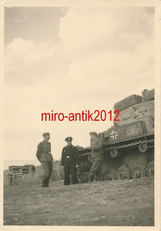 Foto, Wehrmacht, Panzersoldaten im Gespräch nebe
