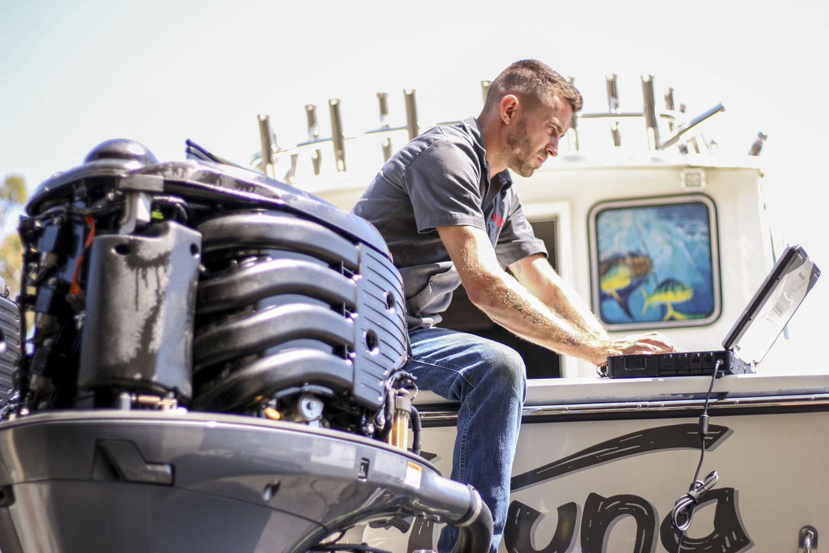 Outboard Motor Service with a Diagnostic Computer Outboard Motor Service with a Diagnostic Computer