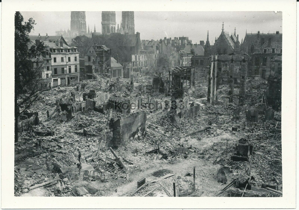 Foto Ruinen in der schwer zerstörten Stadt Rouen in Frankreich 1940gh
