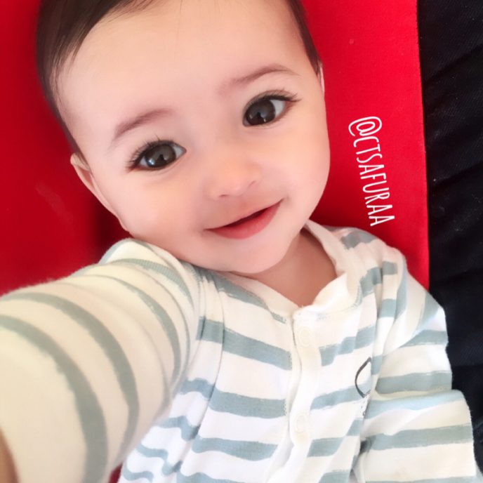 Родители выложили в сеть фотографии своей девочки и она покорила миллионы своим взглядом