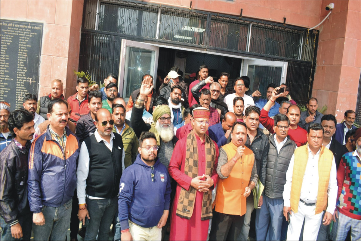 नगर निगम की दुकानों की ट्रांसफर फीस को बढ़ोतरी के विरोध में सैकड़ो व्यापारियों ने प्रदर्शन कर दिया ज्ञापन