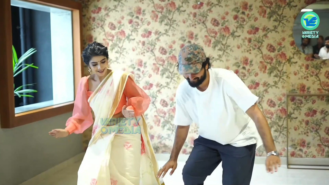 Pavithra Lakshmi Sexy Big Wide Navel in Saree from an event.mkv_snapshot_00.36.596