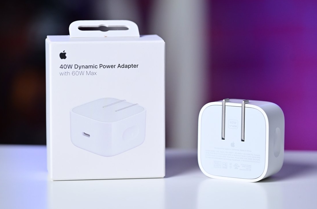 Нижняя часть коробки адаптера Apple 20W со штрих-кодами, наклейками и серийными номерами