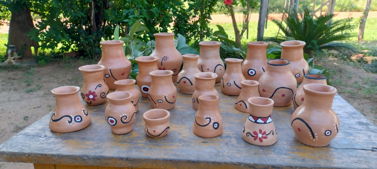 Jarros de cerâmica produzidos com a arte Terena