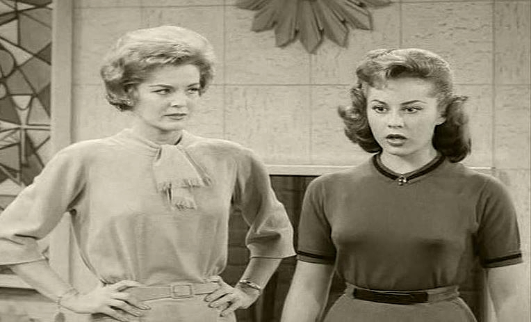 WILL-THE-REAL-MARTIAN-PLEASE-STAND-UP-SHERRY-JACKSON-MARJORIE-LORD-2-FOTOR.jpg