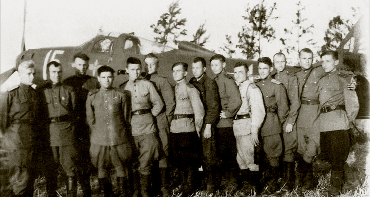 Bell-P-39-Airacobra-352IAP-273IAD-White-15-with-pilots-Belorussian-Front-1944-01