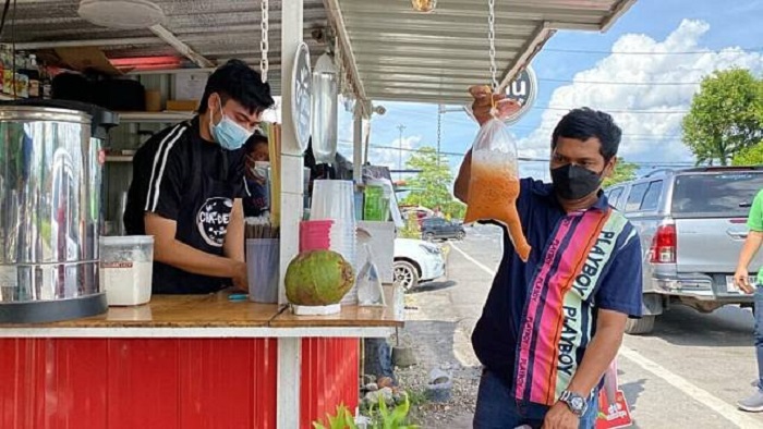 The dengan kemasan unik yang dijual kedai Cha Deen di Thailan.