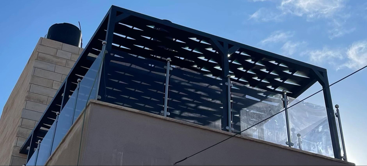 برجولة مع مظلة جانبية