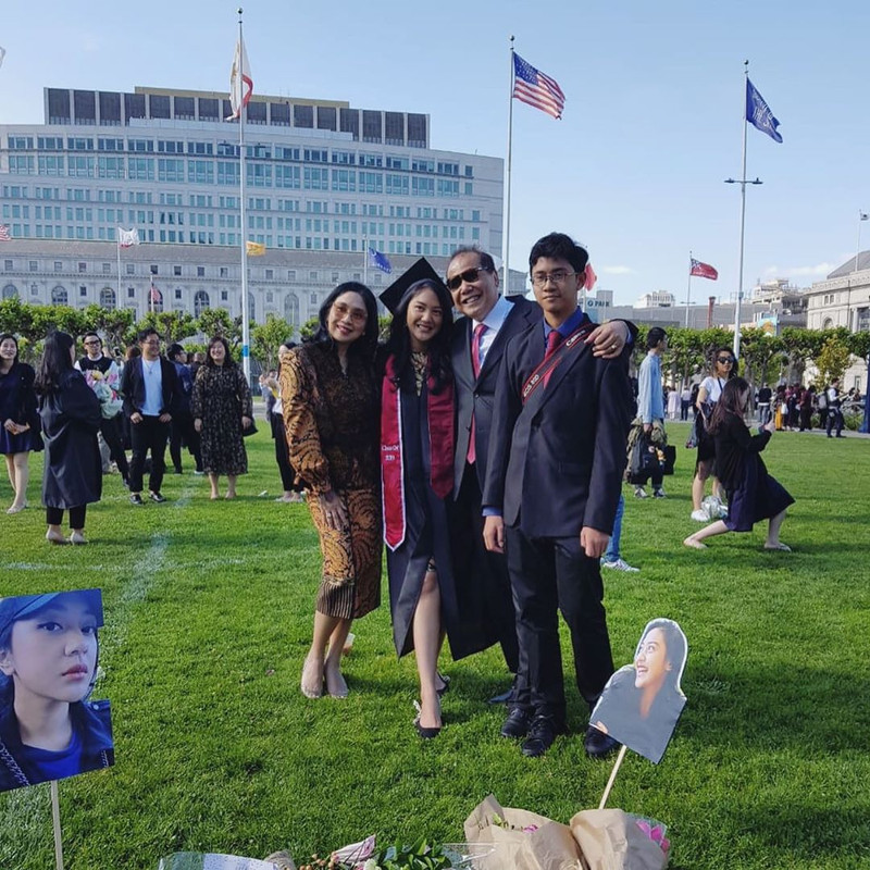 Momen wisuda Putri Tanjung yang dihadiri oleh keluarganya.