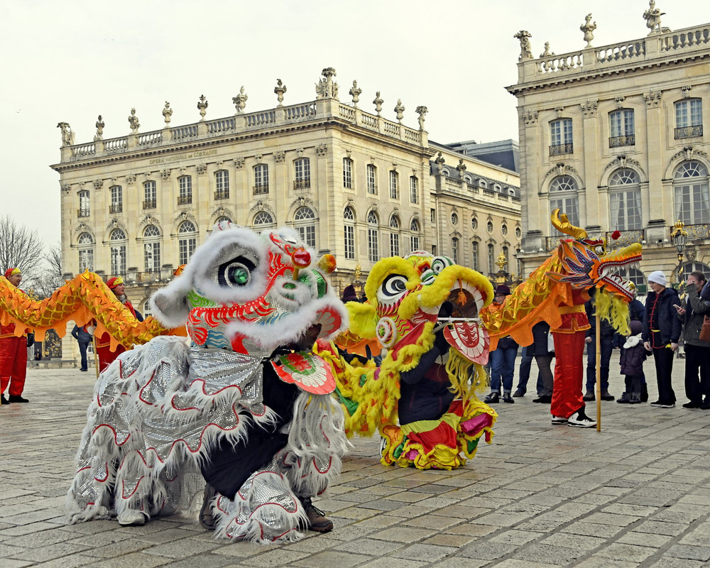 https://i.postimg.cc/CMjvJGK9/les-danses-des-dragons-et-des-lions-sur-la-place-stanislas-a-nancy-lors-du-nouvel-an-chinois-photo-c.jpg