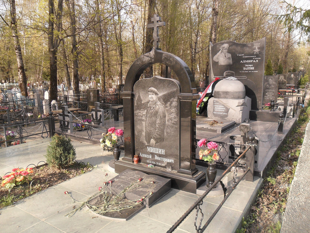 Tomb-of-honorary-citizen-of-Smolensk-the-poet-Alexei-Mishin