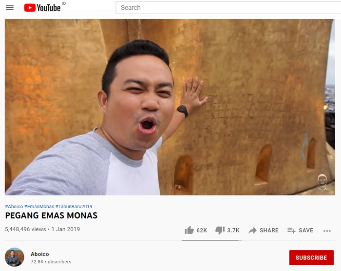 Abby saat melihat dan menyentuh langsung obor Monas yang dilapisi emas 50 kg.