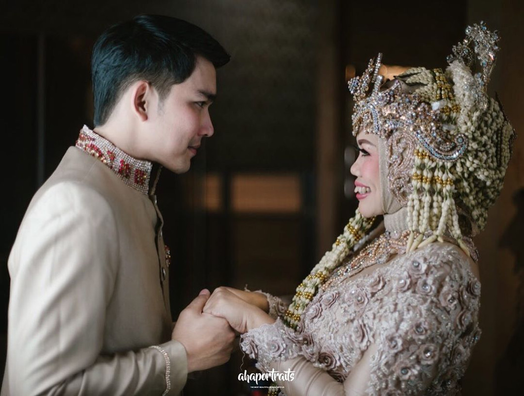 Ely Sugigi dan Aditya menjalani pemotretan dengan konsep pengantin