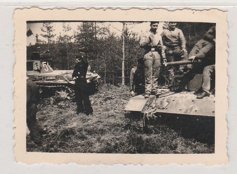 Original Foto-2.Weltkrieg-Soldaten m.Panzern-Rüc