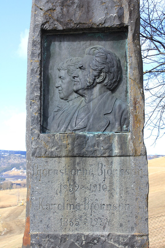 Gravsteinen-til-Bj-rnstjerne-Bj-rnson-og-kona-p-Aulestad-G-rd-i-Gausdal