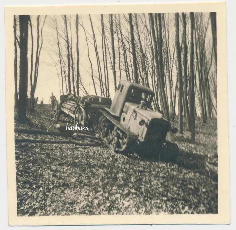 Raupenschlepper zieht Geschütz 2.WK