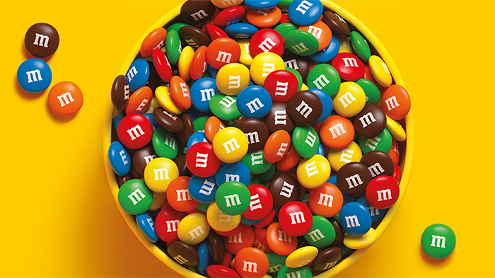 Permen cokelat M&M's.