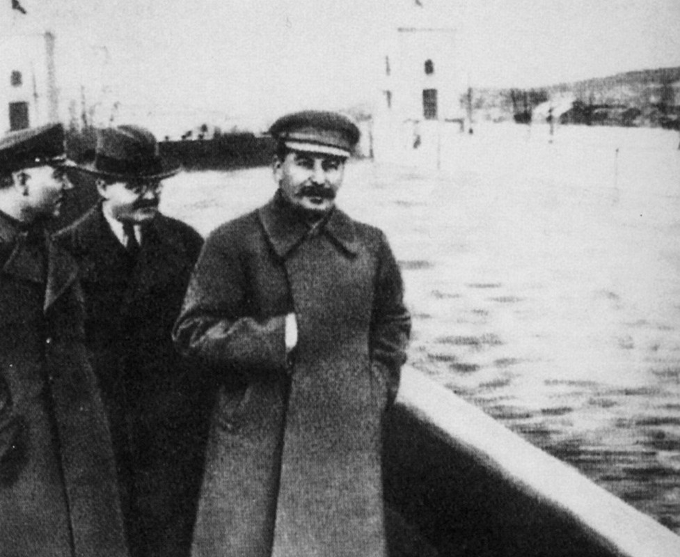 https://i.postimg.cc/CMr2NyNX/Stalin-and-Molotov-along-the-Volga-Don-Canal-Nikolai-Yezhov-removed.jpg