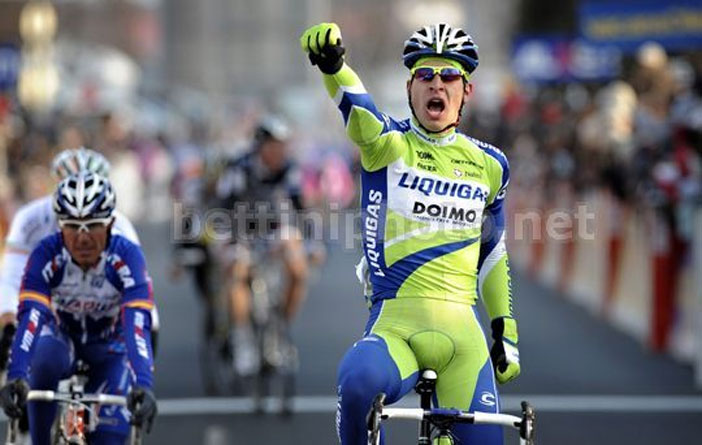 Peter Sagan ottiene la prima vittoria da professionista ad Aurillac, al termine della terza tappa della Parigi-Nizza 2010 (foto Bettini)