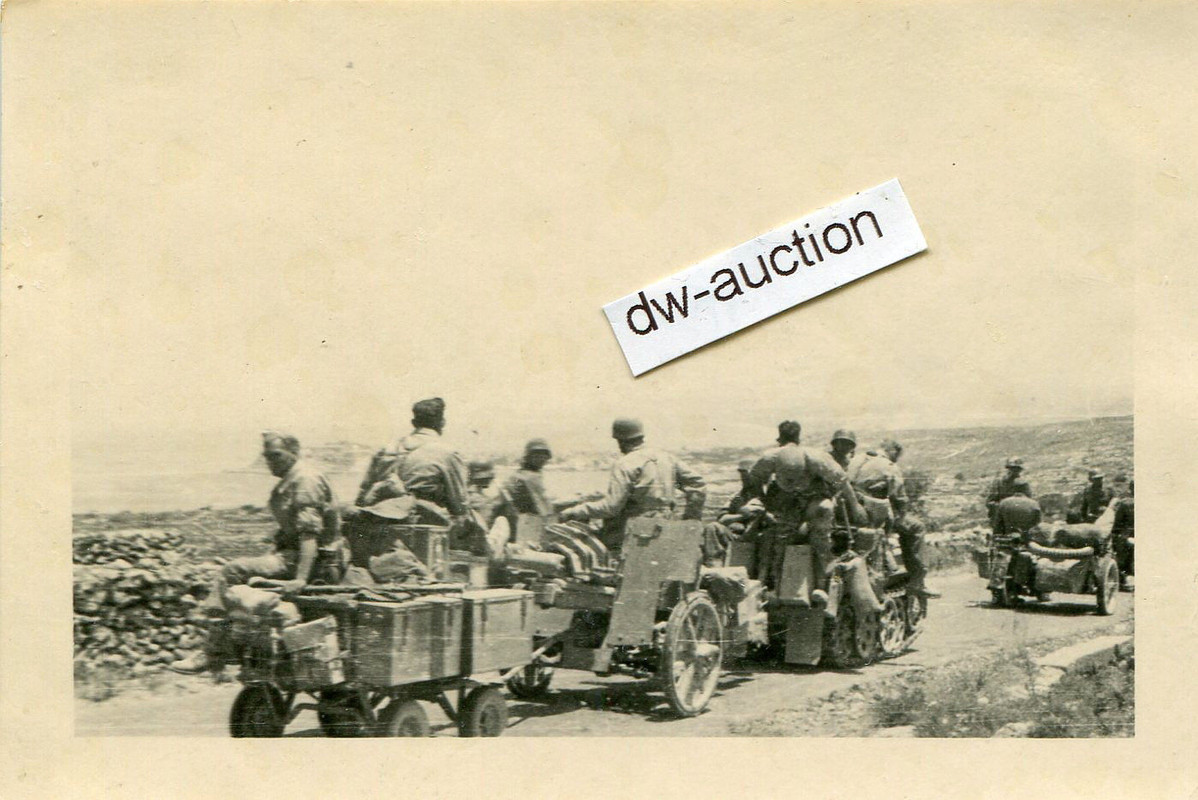 Fallschirmjäger mit NSU Kettenkrad Geschütz und 