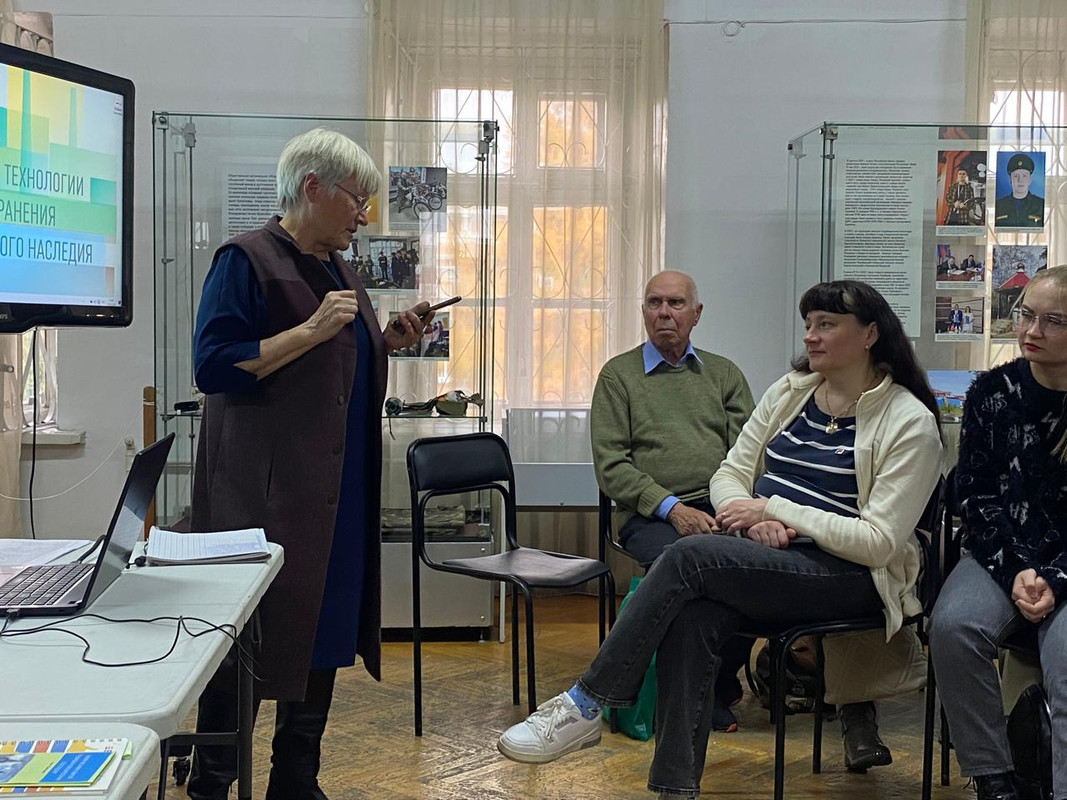 4Председатель клуба «Тагильский родовед» Е. Н. Светлакова знакомит родоведов с уникальным опытом дея