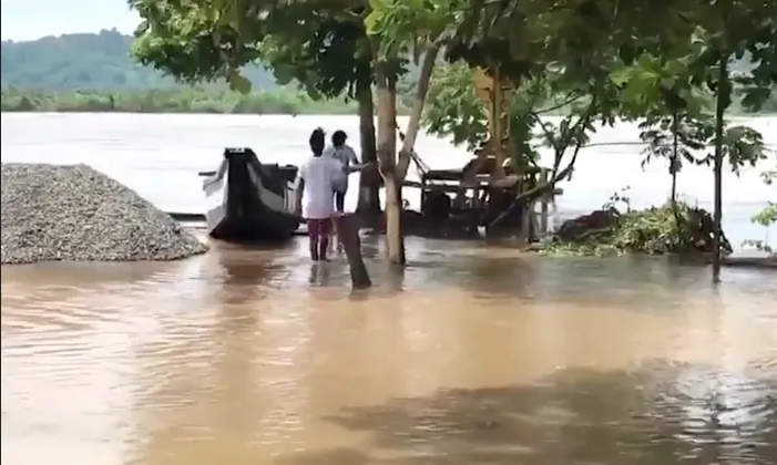 Lluvias en Ecuador causan desbordamientos de ríos y desplazamiento de 500