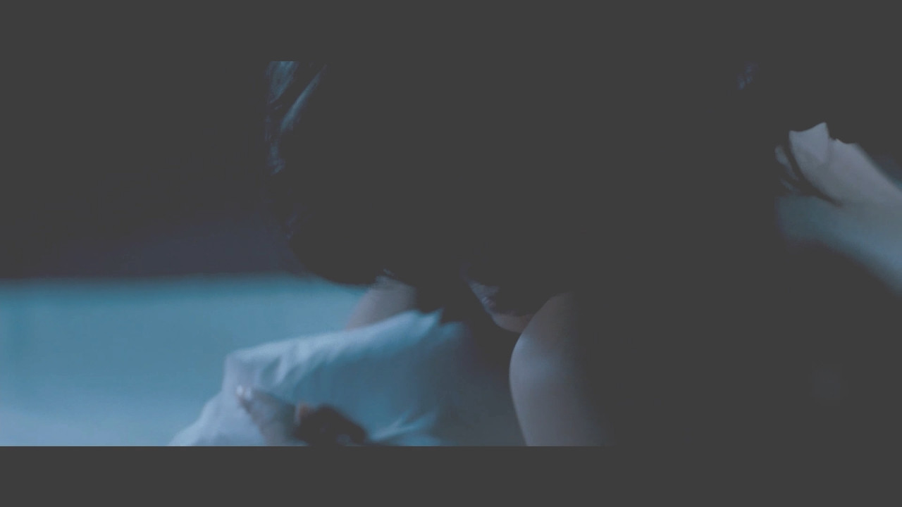 Raima Sen Hot Navel From Mirch 2010 1080p Light Version.mp4_snapshot_01.20_[2020.12.02_20.41.40]